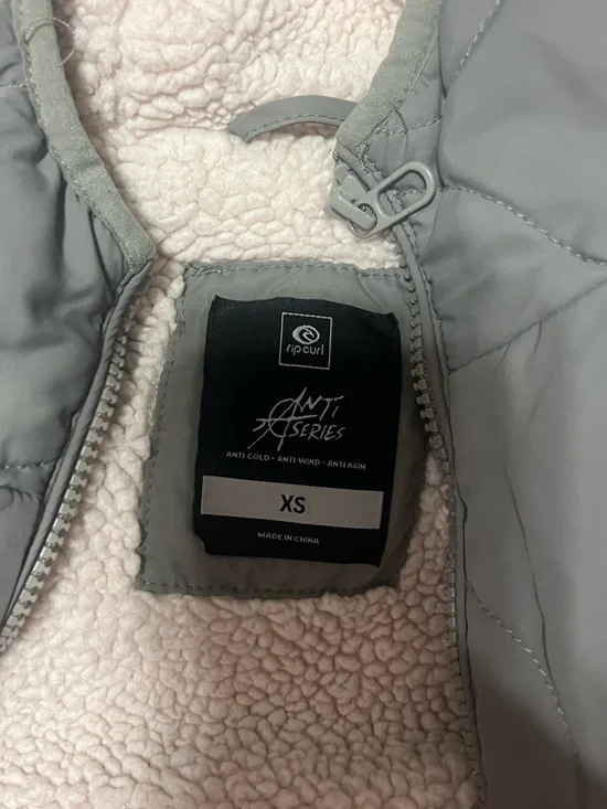 Rip Curl Light Gray Quilted Jacket with Cream Sherpa - Picture 2 of 3